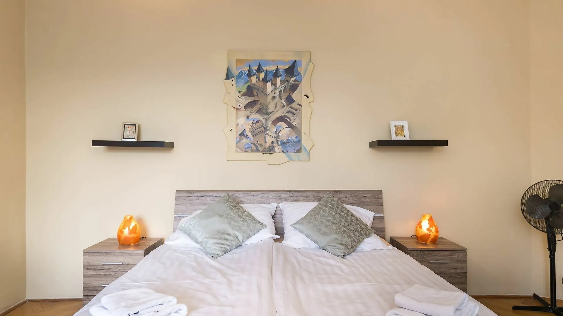 Castle View Spacious Apartment Prag